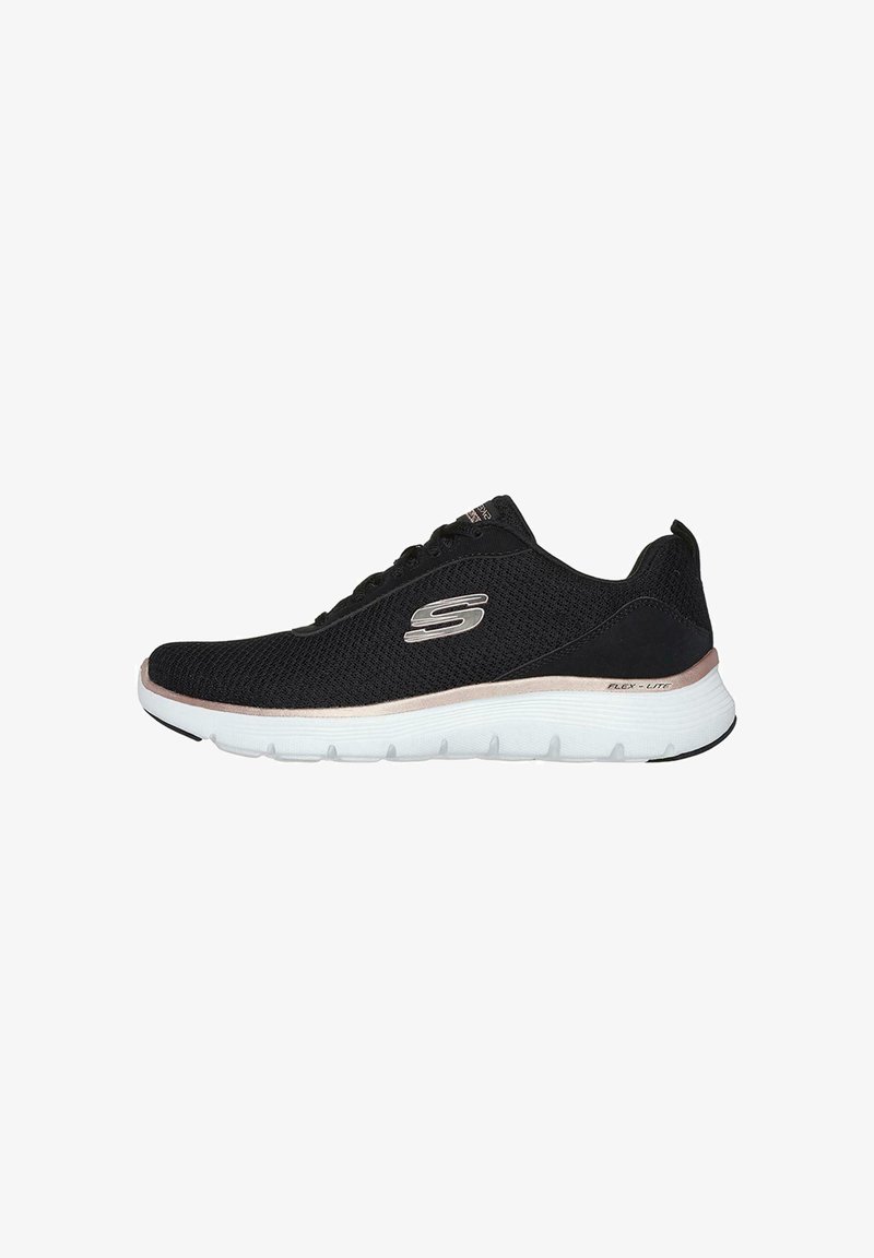 Schwarzer Skechers-Sportschuh mit Obermaterial aus Mesh, weißer gepolsterter Sohle und metallischem Logo an der Seite, entworfen für leichten Komfort.
