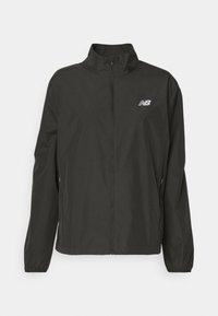 Giacca leggera nera con zip e colletto alto, polsini elasticizzati, tasche laterali e piccolo logo New Balance bianco sul petto.