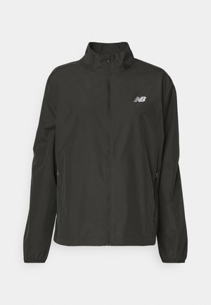 Črna lahka jakna z zadrgo in stoječim ovratnikom, elastičnimi manšeti, stranskimi žepi in majhnim belim logotipom New Balance na prsih.