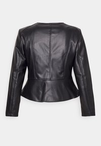 Giacca in pelle nera con un design aderente, orlo peplum, maniche lunghe e dettagli delle cuciture verticali sul retro.