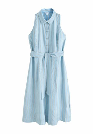 Ærmeløs lyseblå kjole med hvide, lodrette striber, knapper foran, krave og et matchende bælte til at binde om taljen.