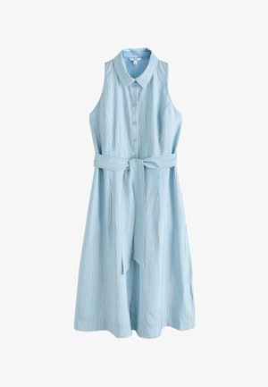 Ujjatlan világoskék ruha fehér függőleges csíkokkal, elöl gombokkal, gallérral és hozzáillő derékban megkötős övvel.