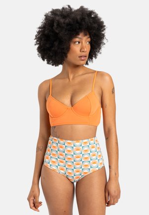 Orange bralette-topp med tunna band, kombinerad med högmidjade bikinitrosor som har ett upprepande mönster av orange och blå solstrålar.