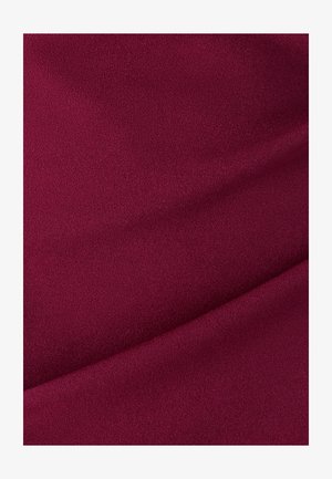 Burgundská látka s jemnou a hladkou texturou. Materiál má mírný lesk a vykazuje subtilní skládání, které vytváří jemné záhyby.