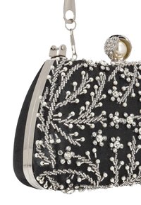 Bolso de mano negro con un patrón floral de cuentas, herrajes plateados y cierre decorativo tipo pestillo. Tela texturizada con acentos brillantes.