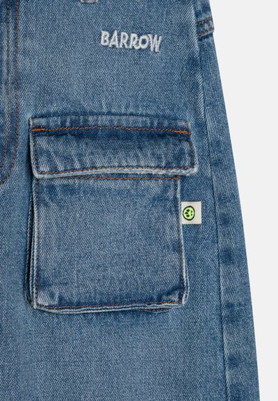 Tissu en denim bleu clair avec un logo "BARROW" brodé, une poche plaquée, des coutures orange et une petite étiquette logo verte et noire.
