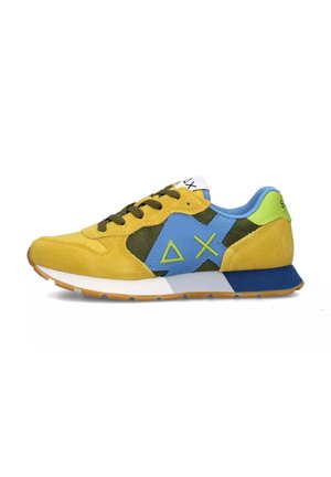 Sneaker in camoscio con tomaia gialla, accenti verdi e blu, lacci neri e una suola intermedia bianca con suola in gomma testurizzata.