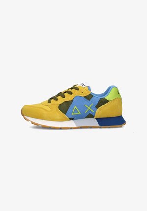 Sneaker in camoscio con tomaia gialla, accenti verdi e blu, lacci neri e una suola intermedia bianca con suola in gomma testurizzata.