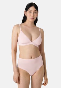 Růžový bralet s tenkými ramínky a designem do V, doplněný růžovými spodními bikinami s vysokým pasem, obojí vyrobené z hladkého materiálu.