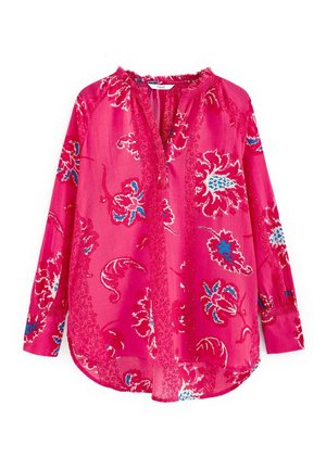 Blouse rose à manches longues avec motifs floraux bleus et blancs, encolure ronde avec léger volant et détails de boutons sur le devant.