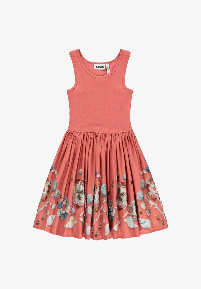 Robe corail rose sans manches avec un corsage en maille ajustée et une jupe froncée ornée de motifs multicolores de coquillages et de corail le long de l'ourlet.