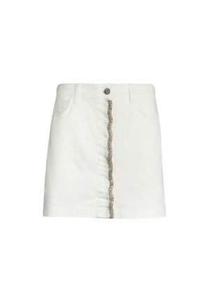 Witte denim rok met een getailleerde vorm, voorzien van een centrale decoratieve rand van metalen versieringen en voorzakken. Zilveren knoopsluiting bij de tailleband.