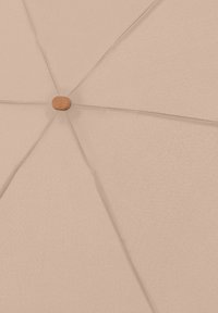 Lichtbeige paraplu met een gladde, textuurachtige stoffen oppervlakte en een centrale houten knop, met acht panelen die vanuit het midden uitstralen.