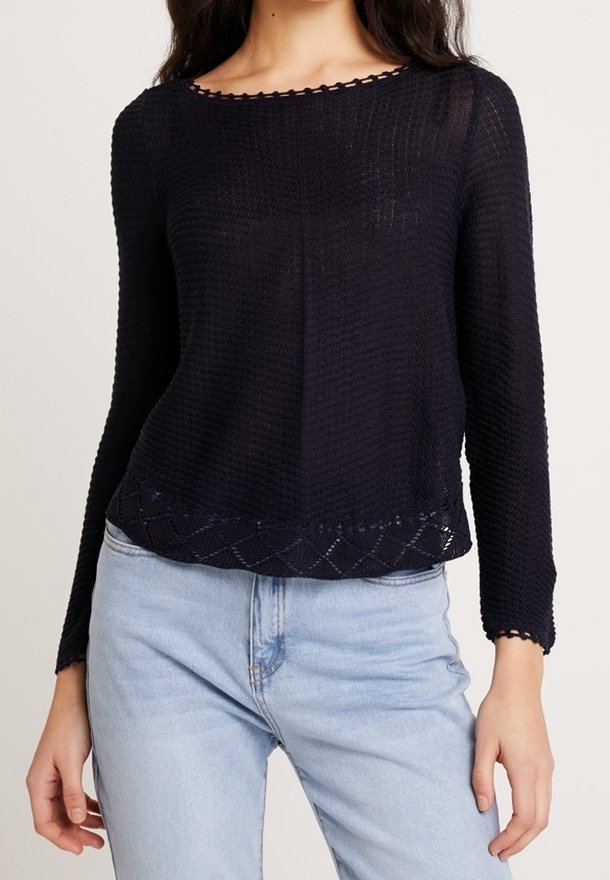 Maglione a maglia blu navy con maniche lunghe, caratterizzato da un motivo testurizzato e un colletto a sbuffo. Leggero, con un orlo a motivo a diamante.