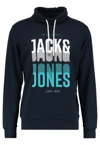 Maglione blu navy con collo alto, con logo stampato "JACK & JONES" in bianco e turchese. Il tessuto sembra morbido con un orlo a coste.