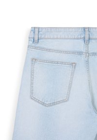 Jeans in denim blu chiaro con una singola tasca posteriore caratterizzata da sottili dettagli di cucitura e una texture liscia.