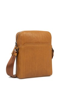 Borsa a tracolla in pelle tan con una superficie liscia, forma rettangolare, cinturino regolabile marrone e un logo in rilievo discreto sulla parte anteriore.