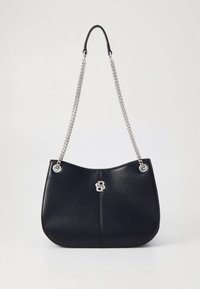 Juoda odinė rankinė su kreivuoju siluetu, sidabriniu grandinėlės dirželiu ir metaliniu logotipo akcentu priekyje. Lygi tekstūra ir minimalistinis dizainas.