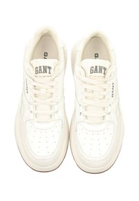 Weiße Ledersneaker mit einer perforierten Zehenpartie, genähten Akzenten und einer beige gummierten Sohle. Markenname "GANT" auf der Zunge sichtbar.