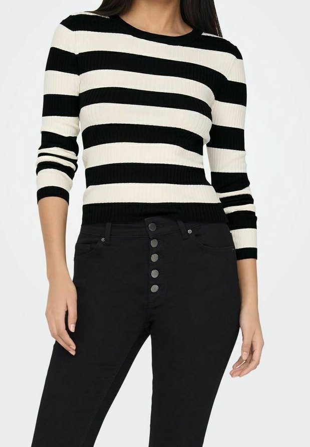 Femme portant un pull à manches longues rayé horizontal noir et blanc et un pantalon noir taille haute avec cinq boutons sur le devant.