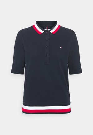 Navy blå polo t-shirt med korte ærmer med rød, hvid og sort stribet krave og kant, knaplukning og lille logo på brystet.