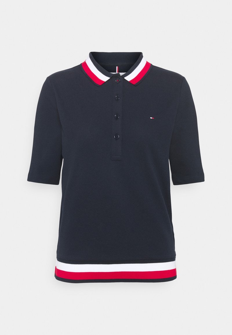 Polo bleu marine à manches courtes avec col et bas rayés rouge, blanc et noir, patte de boutonnage et petit logo sur la poitrine.