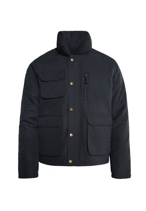 Jachetă matlasată de culoare bleu marin, cu guler înalt, multiple buzunare frontale, nasturi din alamă și un buzunar cu fermoar pe piept.