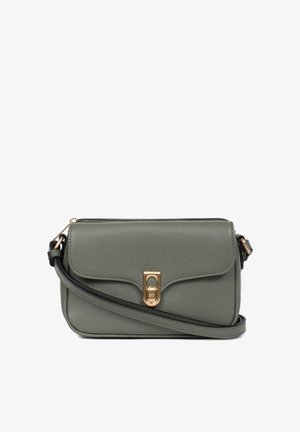 Groene leren crossbody tas met textuur en een gouden sluiting, uitgerust met een enkele verstelbare schouderband en een minimalistisch ontwerp.