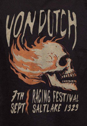 Logo Von Dutch avec un crâne en flammes et le texte "7th Sept Racing Festival Salt Lake 1929" sur fond noir.