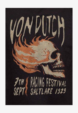 Logo Von Dutch avec un crâne en flammes et le texte "7th Sept Racing Festival Salt Lake 1929" sur fond noir.