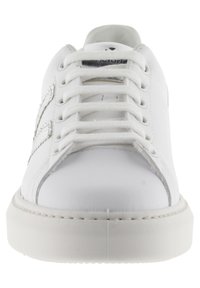 Baskets blanches présentant une tige en cuir lisse, un bout arrondi, un design à lacets et une semelle en caoutchouc. Inclut des accents de couture décorative.