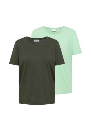 Deux t-shirts à manches courtes et col rond, un vert foncé devant, un vert menthe clair derrière, design uni avec étiquettes de marque à l’intérieur des cols.