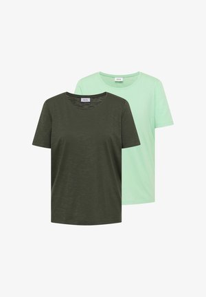 Deux t-shirts à manches courtes et col rond, un vert foncé devant, un vert menthe clair derrière, design uni avec étiquettes de marque à l’intérieur des cols.