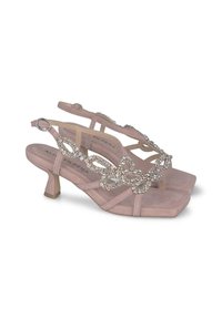 Tacchi in suede rosa con punta quadrata, sottili cinturini e un design a farfalla decorato con strass e un modestissimo tacco a blocco.