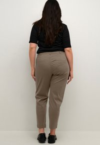 Kaffe Curve LEANA - Chino stiliaus kelnės - major brown