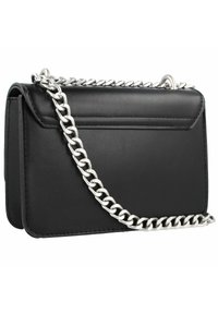 Borsa a tracolla in pelle nera con tracolla in catena argentata, caratterizzata da una forma strutturata e una tasca frontale piatta. Texture liscia e linee pulite.