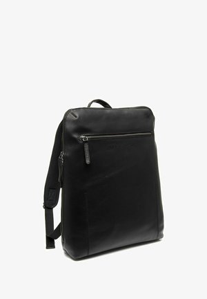 Schwarzer Leder-Rucksack mit glatter Oberfläche, ausgestattet mit einer Front-Reißverschlusstasche, einem oberen Griff und gepolsterten Schultergurten für mehr Komfort.