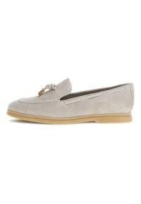 Grijze suede instapper met een afgeronde neus, decoratieve knoopaccenten en zijsteekdetails, voorzien van een tan rubberen zool.
