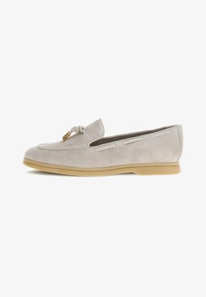 Mocassin en daim gris à bout rond, avec un accent de nœud décoratif et des détails de couture sur les côtés, doté d'une semelle en caoutchouc beige.