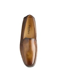 Mocassin pour homme en cuir marron avec un embout carré, des coutures détaillées et une étiquette de marque "Finsbury" visible à l'intérieur.