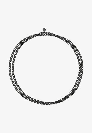 Collier à double chaîne noire avec des maillons ovales et un petit pendentif rond pour la fermeture, présenté sur un fond blanc.