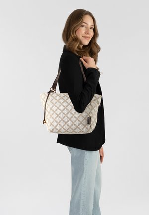 Bolso de mano beige con un acabado texturizado y un diseño estampado, que presenta una correa marrón y detalles metálicos, llevado al hombro por una persona.