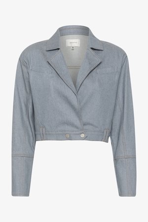 Giacca di jeans cropped in blu chiaro, con colletto a punta, tasche frontali e dettagli in bottone argentato. Tessuto liscio con cuciture visibili.