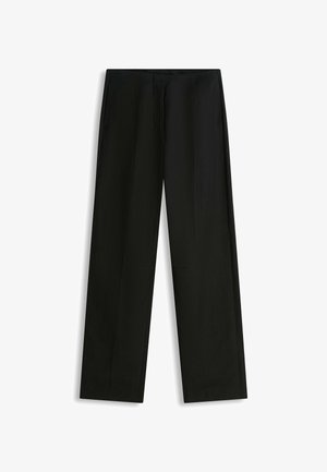 Sorte bukser med lige ben, for-pli, flad frontlinning og sidelommer, vist på en hvid baggrund.