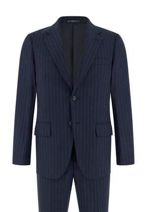 Męski garnitur w kolorze granatowym z cienkimi prążkami, z klapą z nacięciem, dwoma guzikami, kieszeniami z patkami oraz dopasowanymi spodniami.