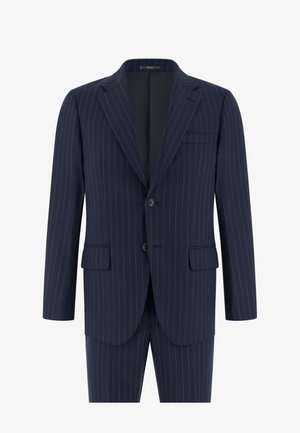 Męski garnitur w kolorze granatowym z cienkimi prążkami, z klapą z nacięciem, dwoma guzikami, kieszeniami z patkami oraz dopasowanymi spodniami.