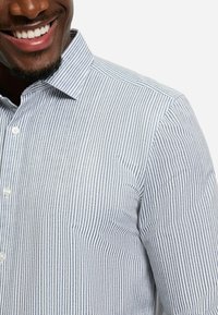 Blau-weiß gestreiftes Hemd mit klassischem Kragen, durchgehender Knopfleiste und strukturiertem Stoff. Verfügt über dünne, vertikale Streifen und weiße Knöpfe.