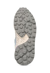 Semelle de sneaker légère avec un motif de traction multidirectionnel, présentant une base beige avec du caoutchouc gris et des accents tachetés.