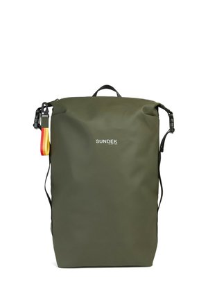 Zaino rettangolare verde oliva con spallacci neri, maniglia superiore, logo "SUNDEK" e portachiavi a strisce rosso-gialle attaccato sul lato sinistro.