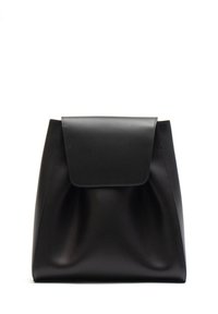 Zaino in pelle nera con una forma strutturata, texture liscia e chiusura a pattina. Design minimalista senza hardware o accenti visibili.